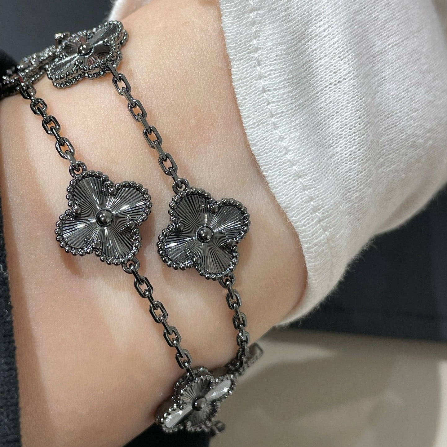 [BloomBling]CLOVER 5 MOTIF BLACK BRACELET