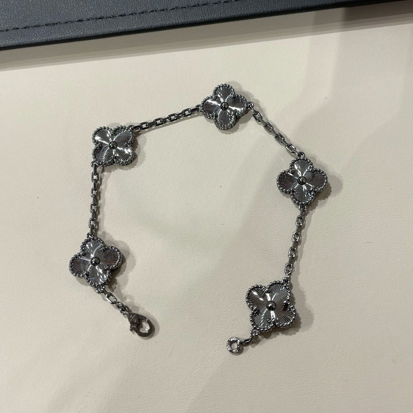[BloomBling]CLOVER 5 MOTIF BLACK BRACELET