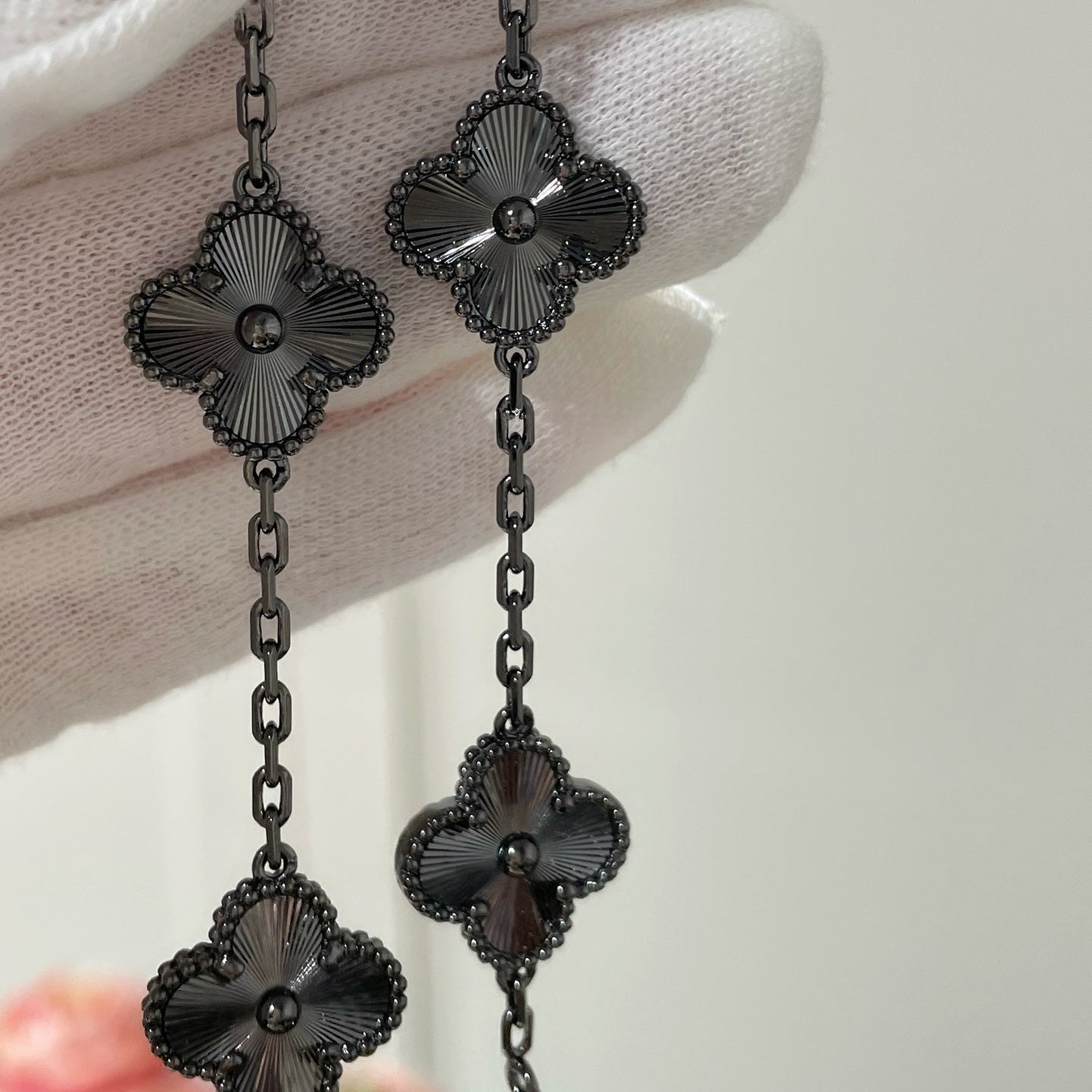 [BloomBling]CLOVER 5 MOTIF BLACK BRACELET