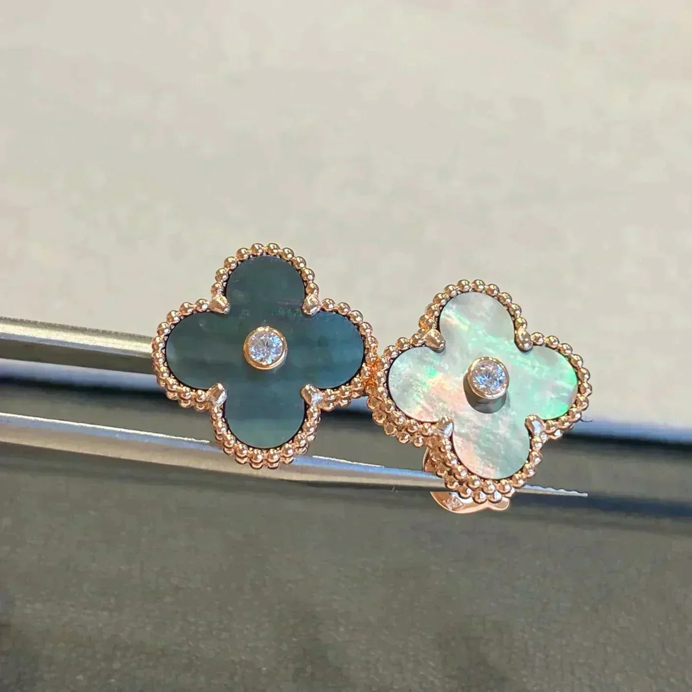 [BloomBling]CLOVER MEDIUM 1 MOTIFS GRAY MOP  DIAMOND EARRINGS