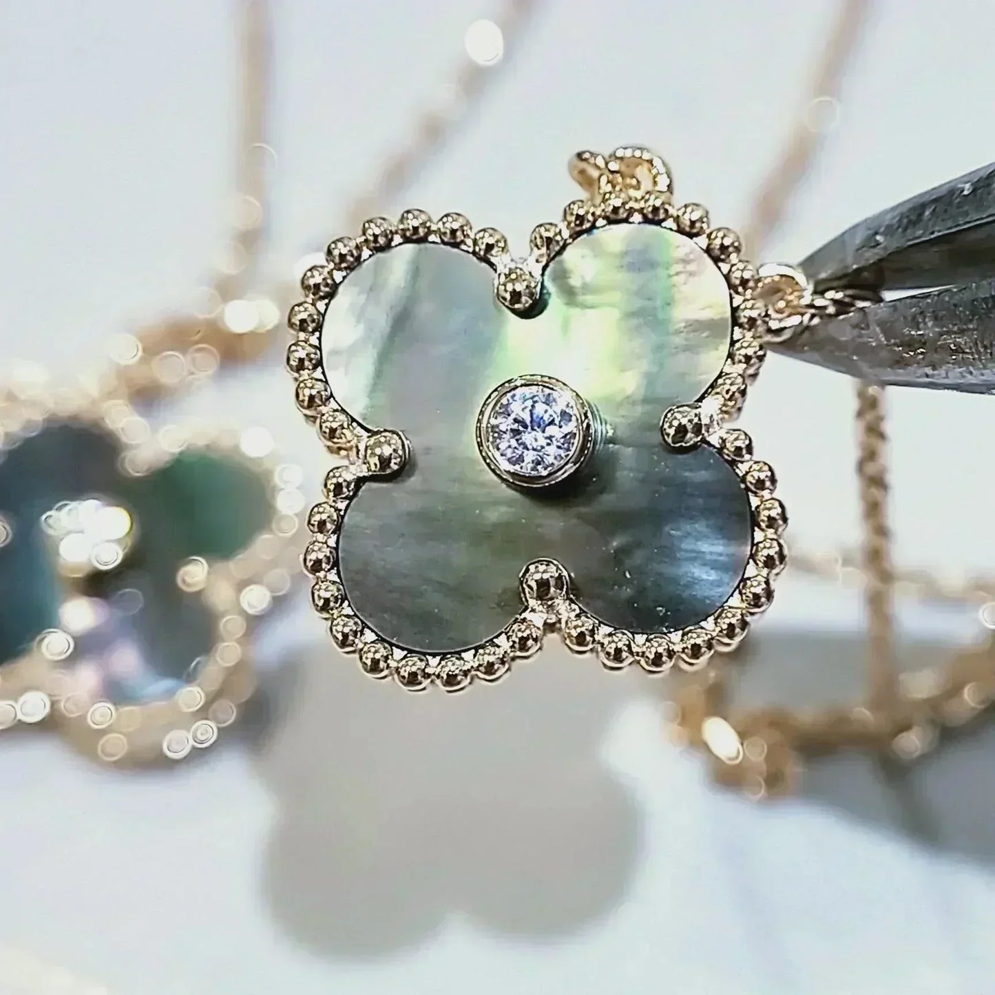 [BloomBling]CLOVER 15MM DIAMOND AND MOTHER-OF-GREY NECKLACE