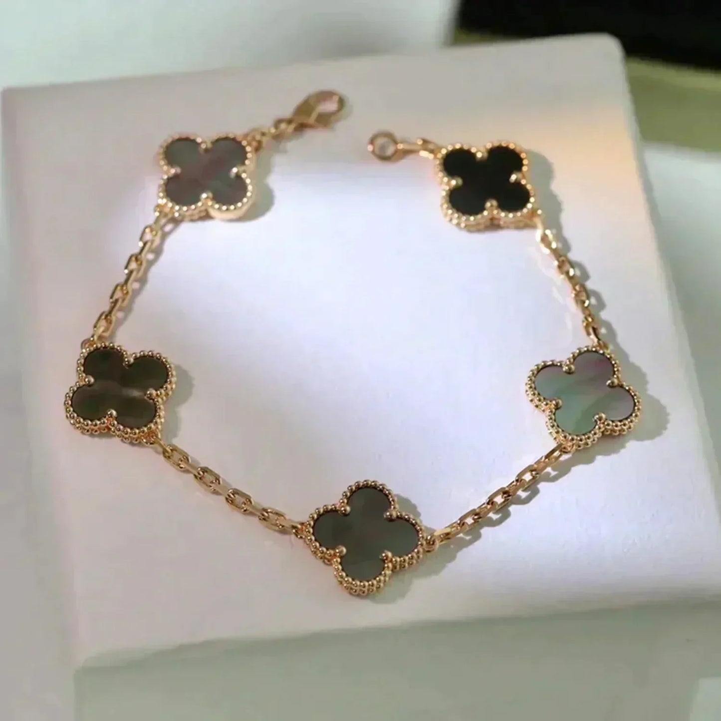 [BloomBling]CLOVER 5 MOTIF GRAY MOP  BRACELET