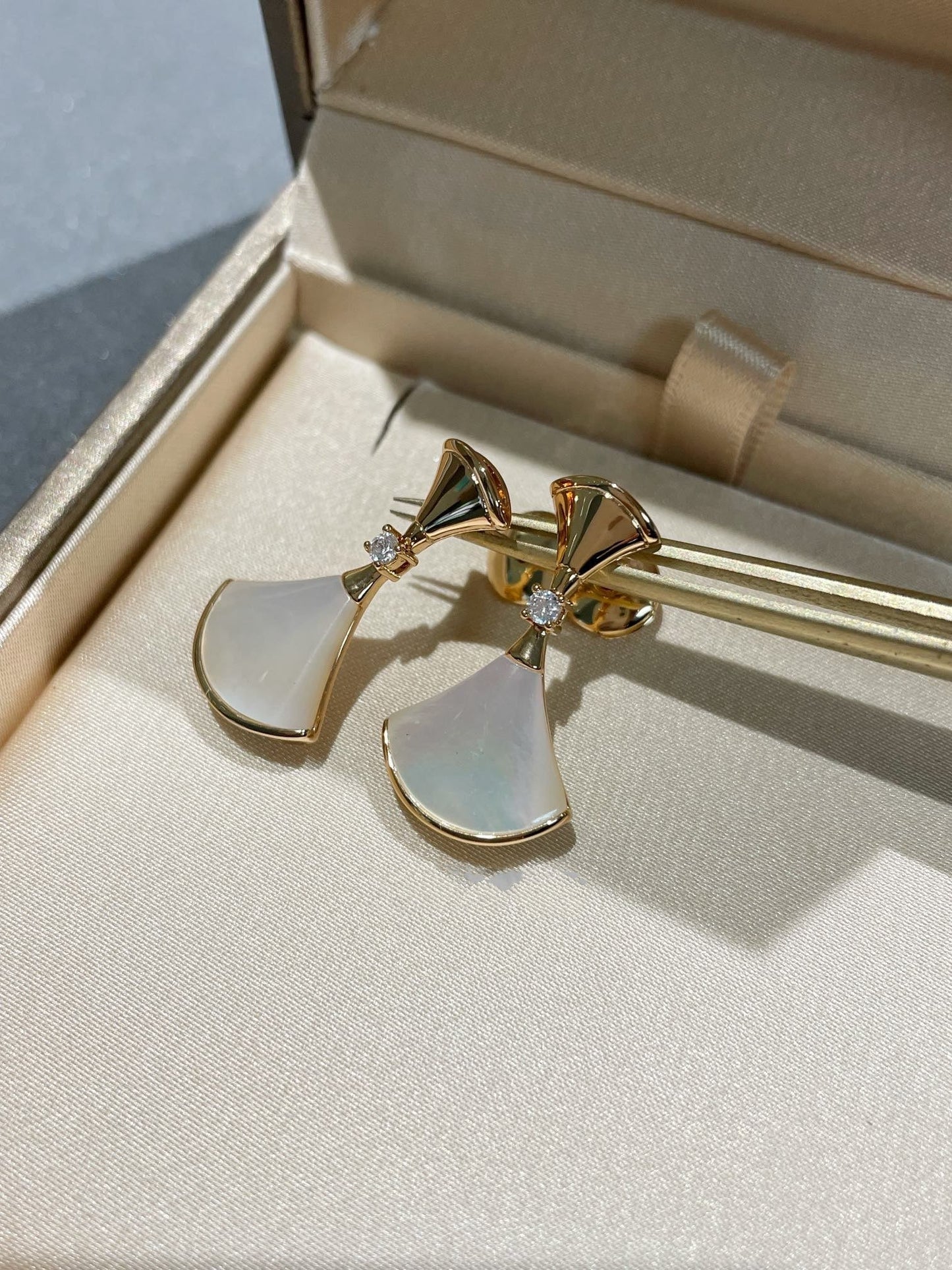 [BloomBling]DREAM MOP 1 DIAMOND EARRINGS