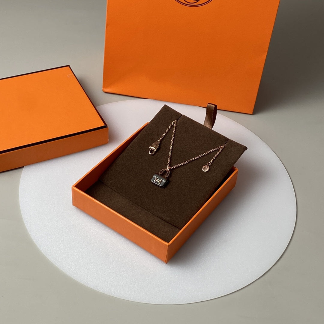 [BloomBling]CONSTANCE BLACK PEDANT PINK GOLD NECKLACE