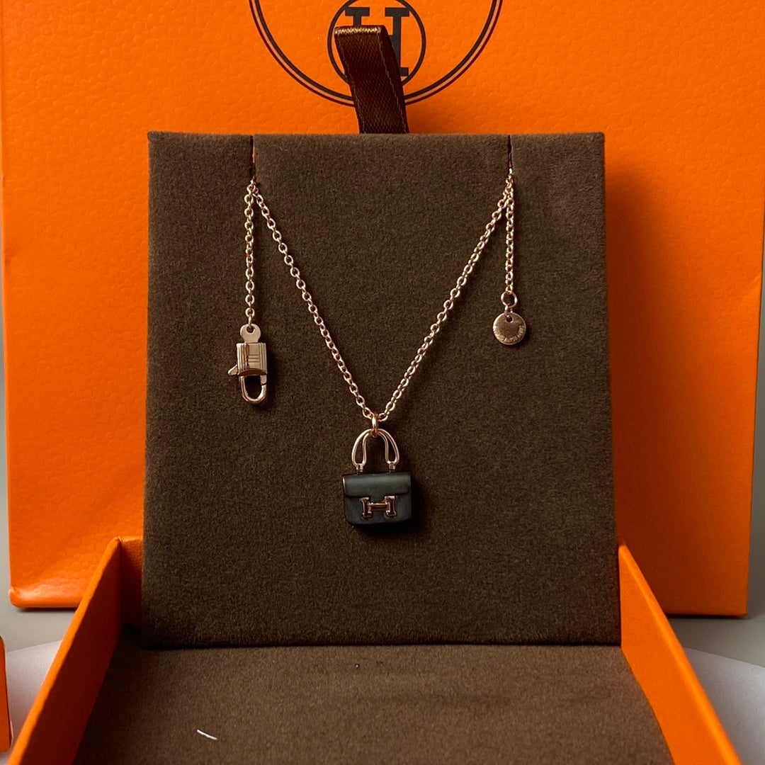[BloomBling]CONSTANCE BLACK PEDANT PINK GOLD NECKLACE