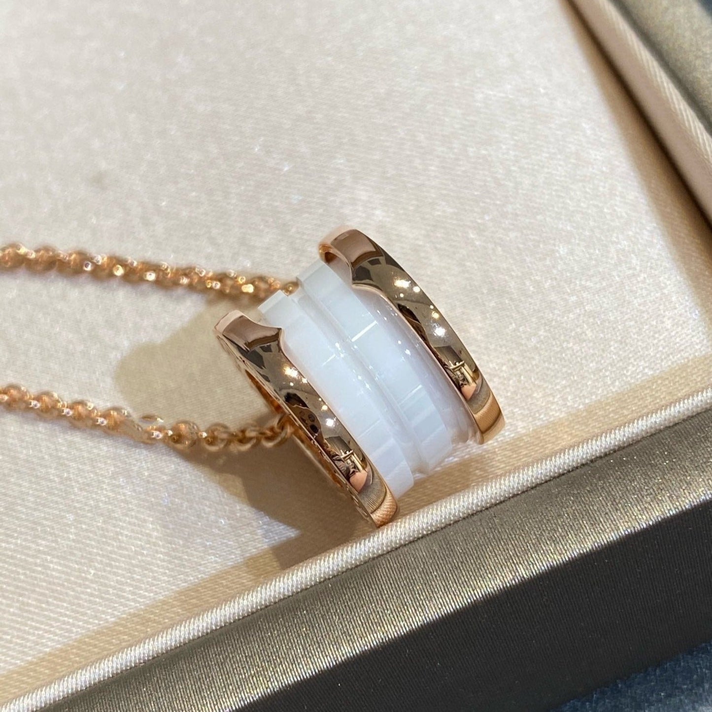 [BloomBling]ZERO 1 WHITE CERAMIC PINK GOLD NECKLACE
