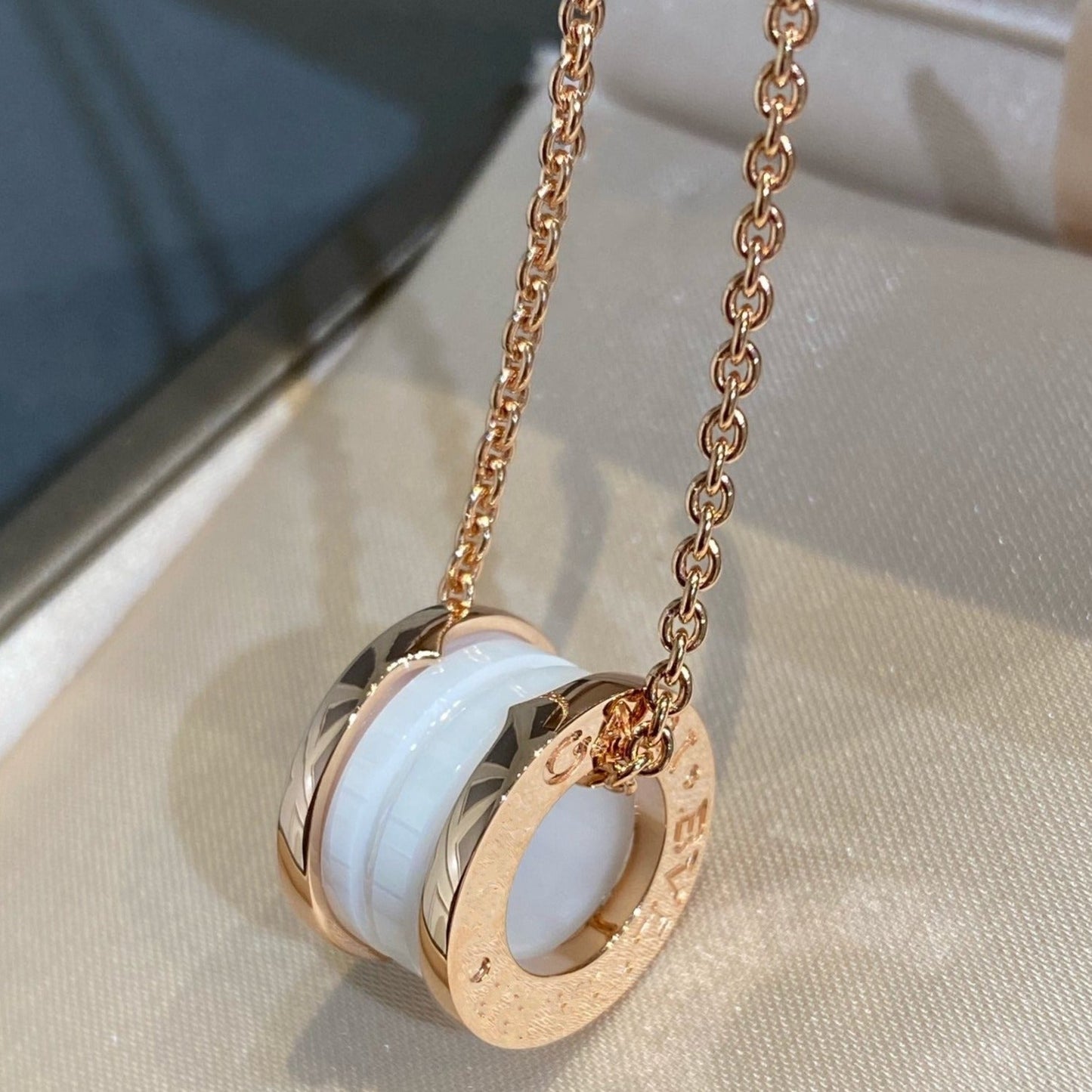 [BloomBling]ZERO 1 WHITE CERAMIC PINK GOLD NECKLACE