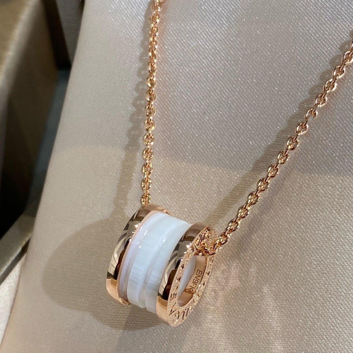 [BloomBling]ZERO 1 WHITE CERAMIC PINK GOLD NECKLACE