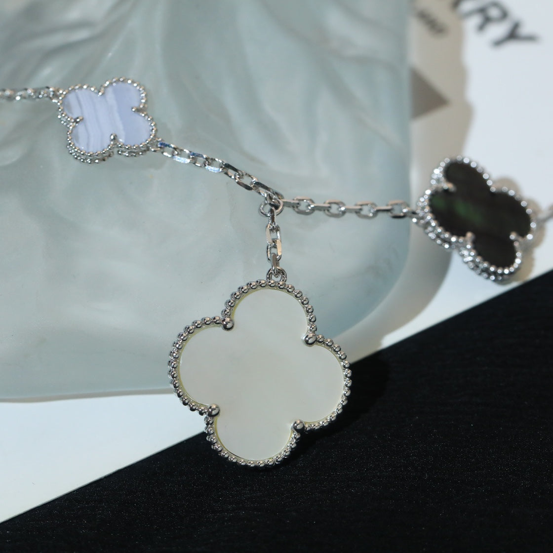 [BloomBling]CLOVER BRACELET 5 MOTIFS MOP CHALCEDONY SILVER