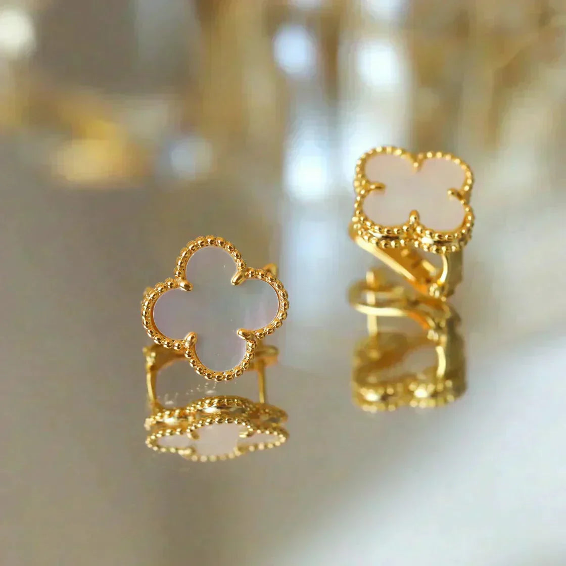 [BloomBling]CLOVER MEDIUM 1 MOTIFS  WHITE MOP STUD EARRINGS