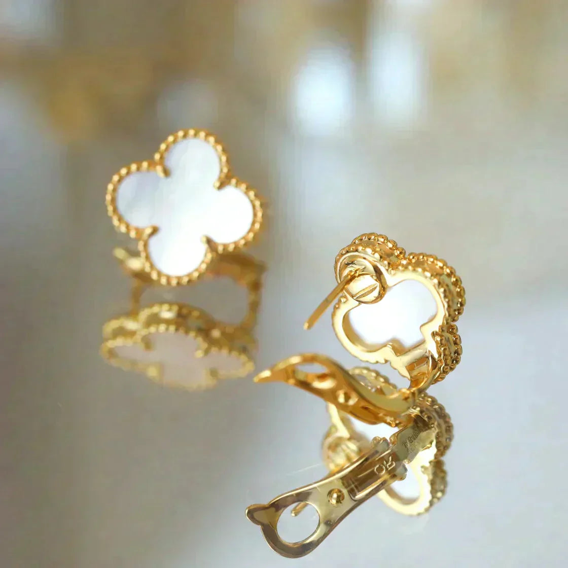 [BloomBling]CLOVER MEDIUM 1 MOTIFS  WHITE MOP STUD EARRINGS