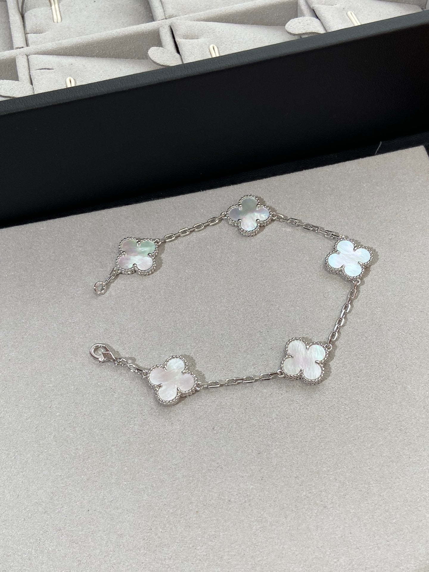 [BloomBling]CLOVER SILVER MOP 5 MOTIF BRACELET