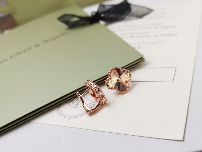[BloomBling]CLOVER MEDIUM STUD EARRINGS