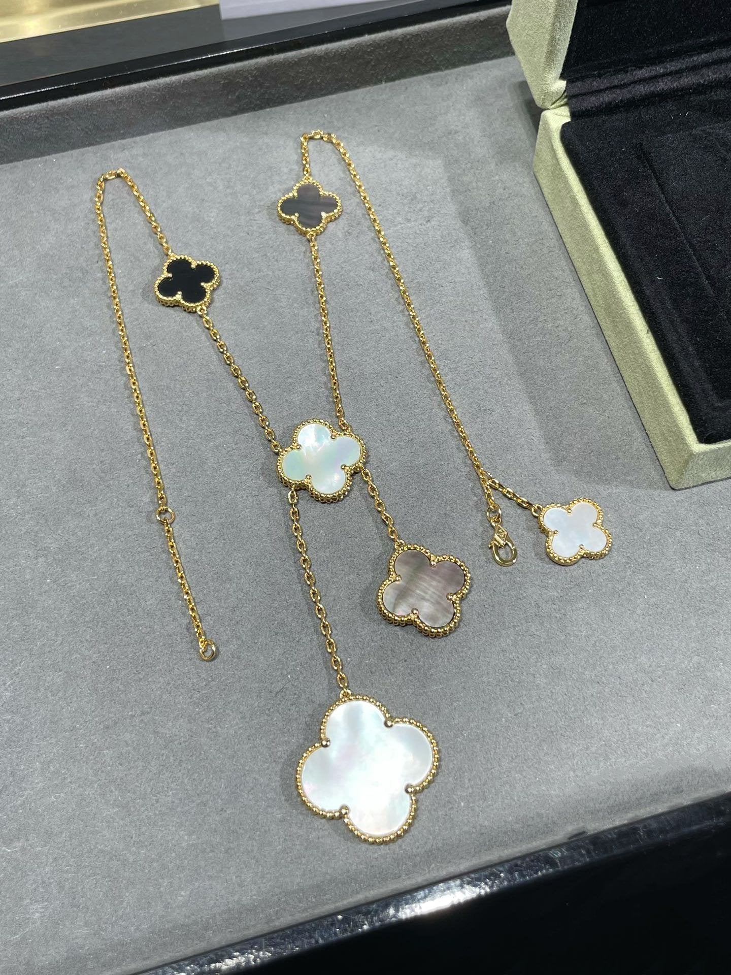 [BloomBling]CLOVER 6 MOTIF MOP ONYX GOLD NECKLACE