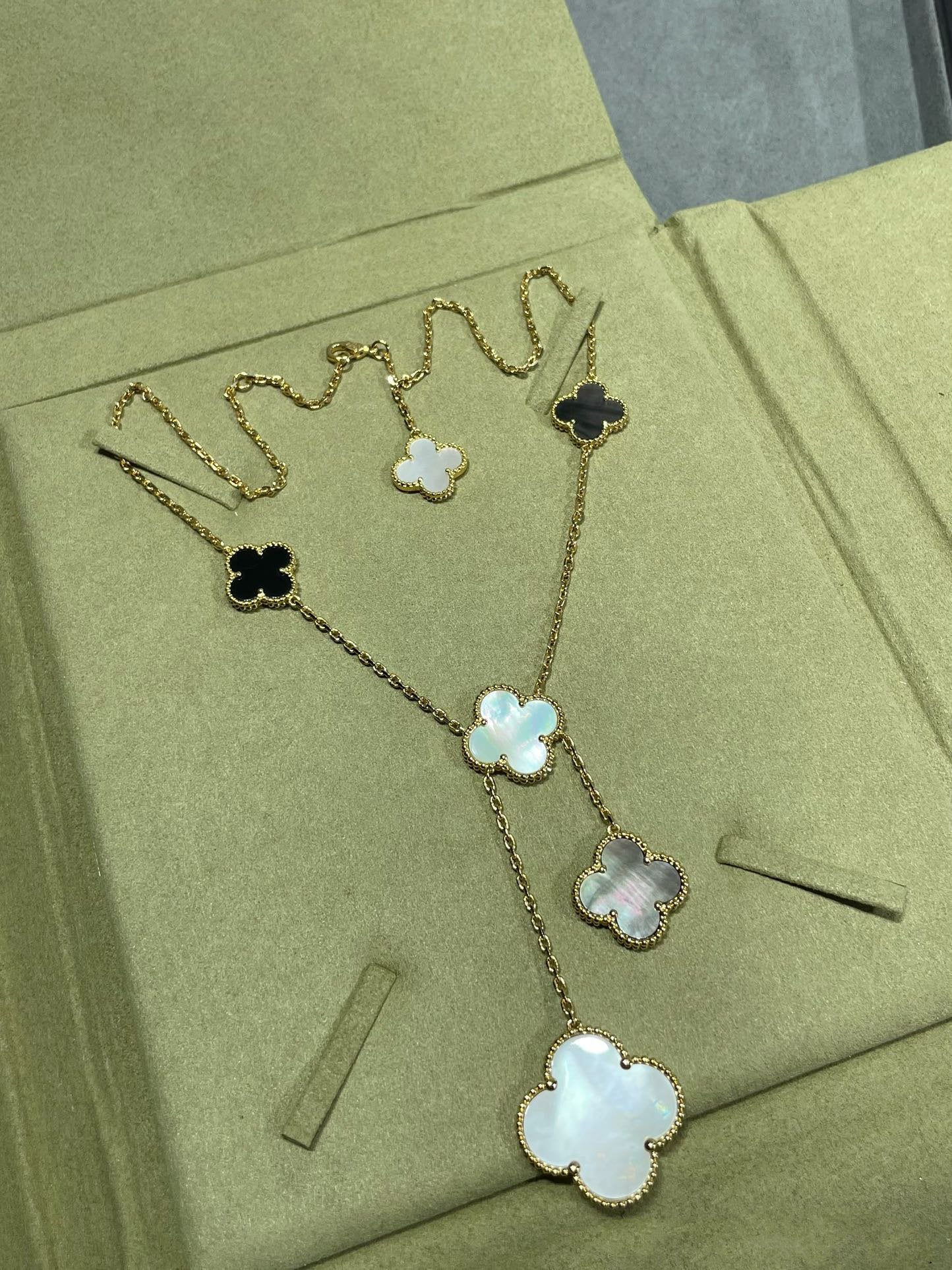 [BloomBling]CLOVER 6 MOTIF MOP ONYX GOLD NECKLACE