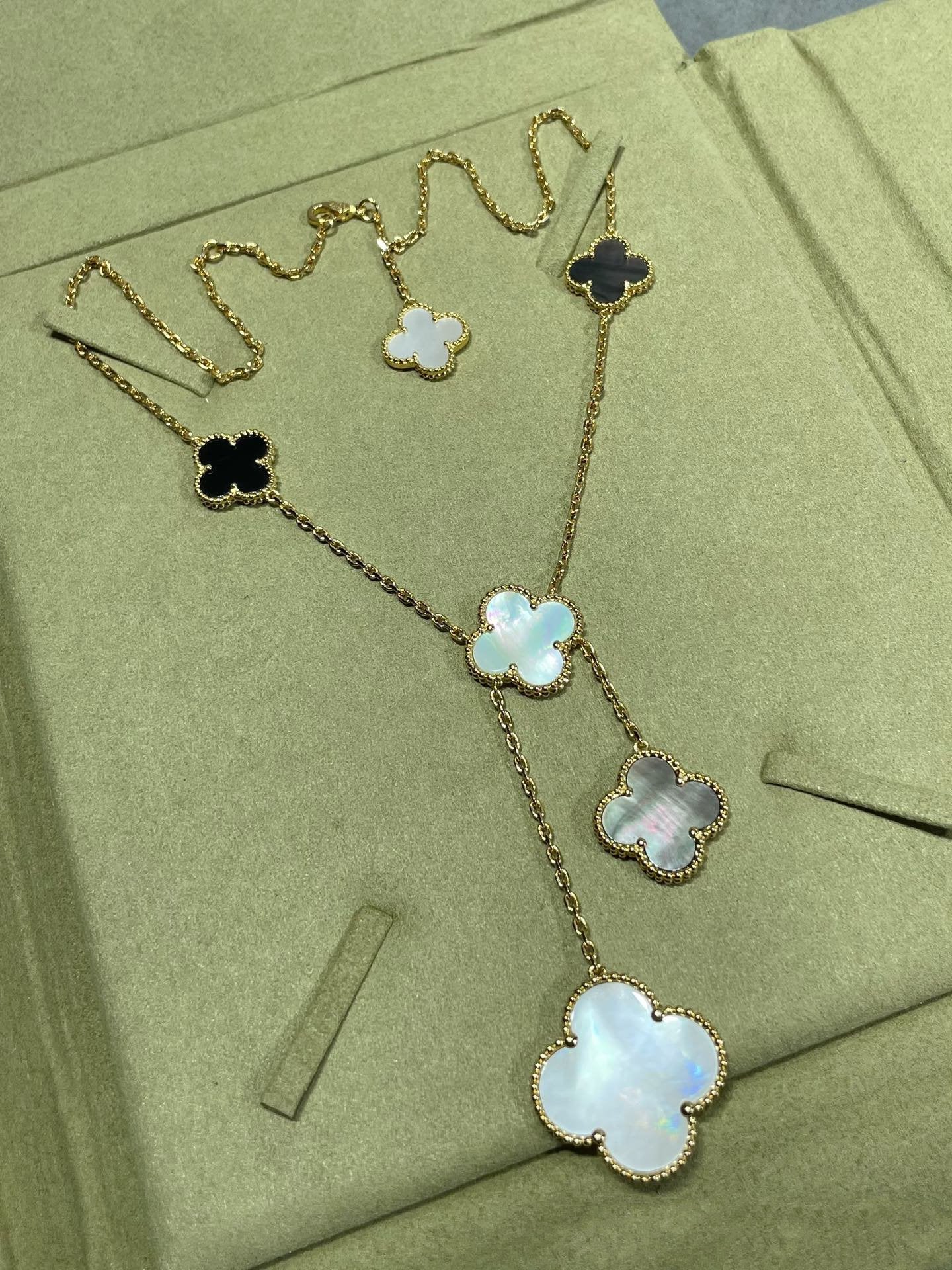 [BloomBling]CLOVER 6 MOTIF MOP ONYX GOLD NECKLACE