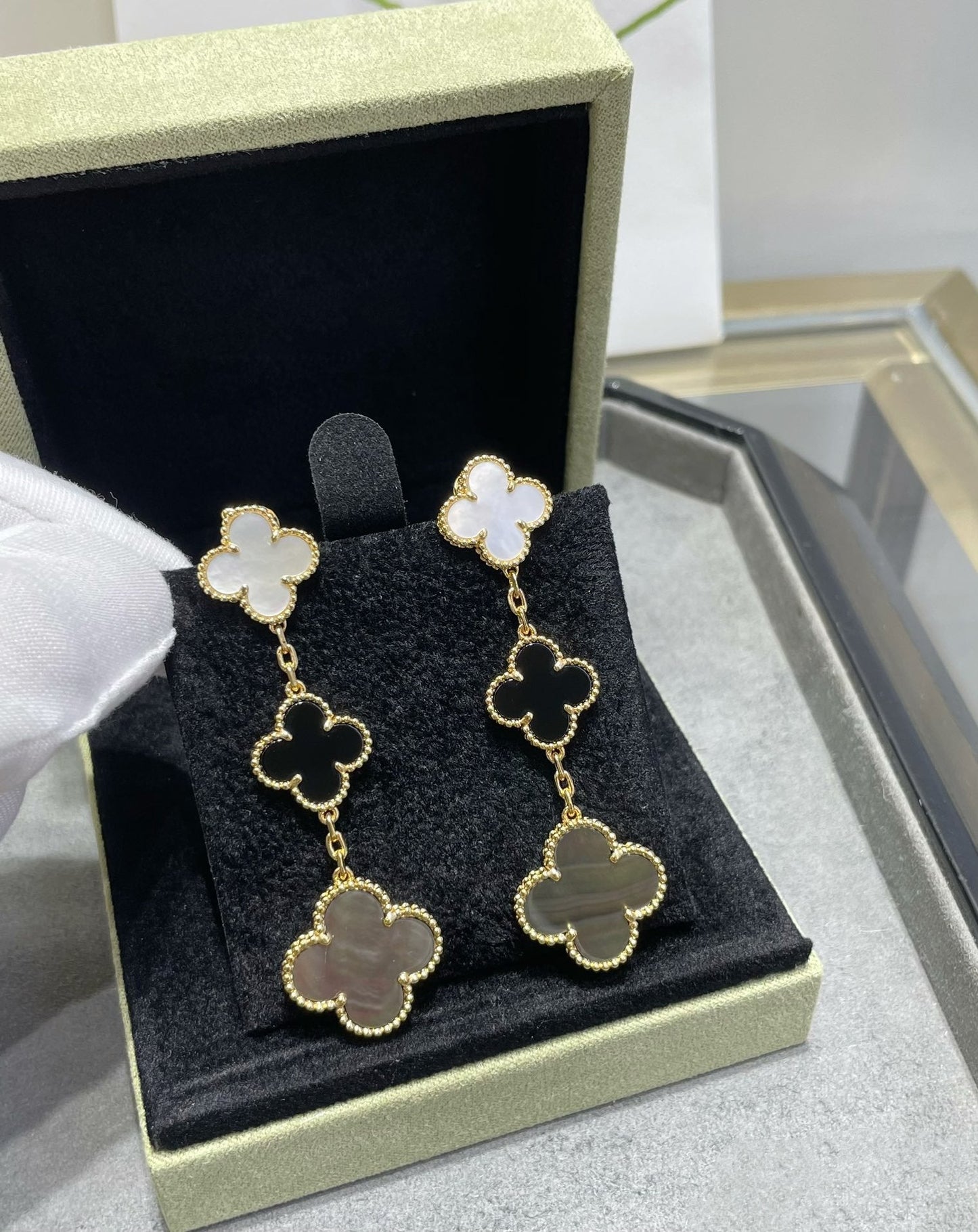 [BloomBling]CLOVER 3 MOTIF MOP ONYX DARK MOP PINK GOLD EARRINGS