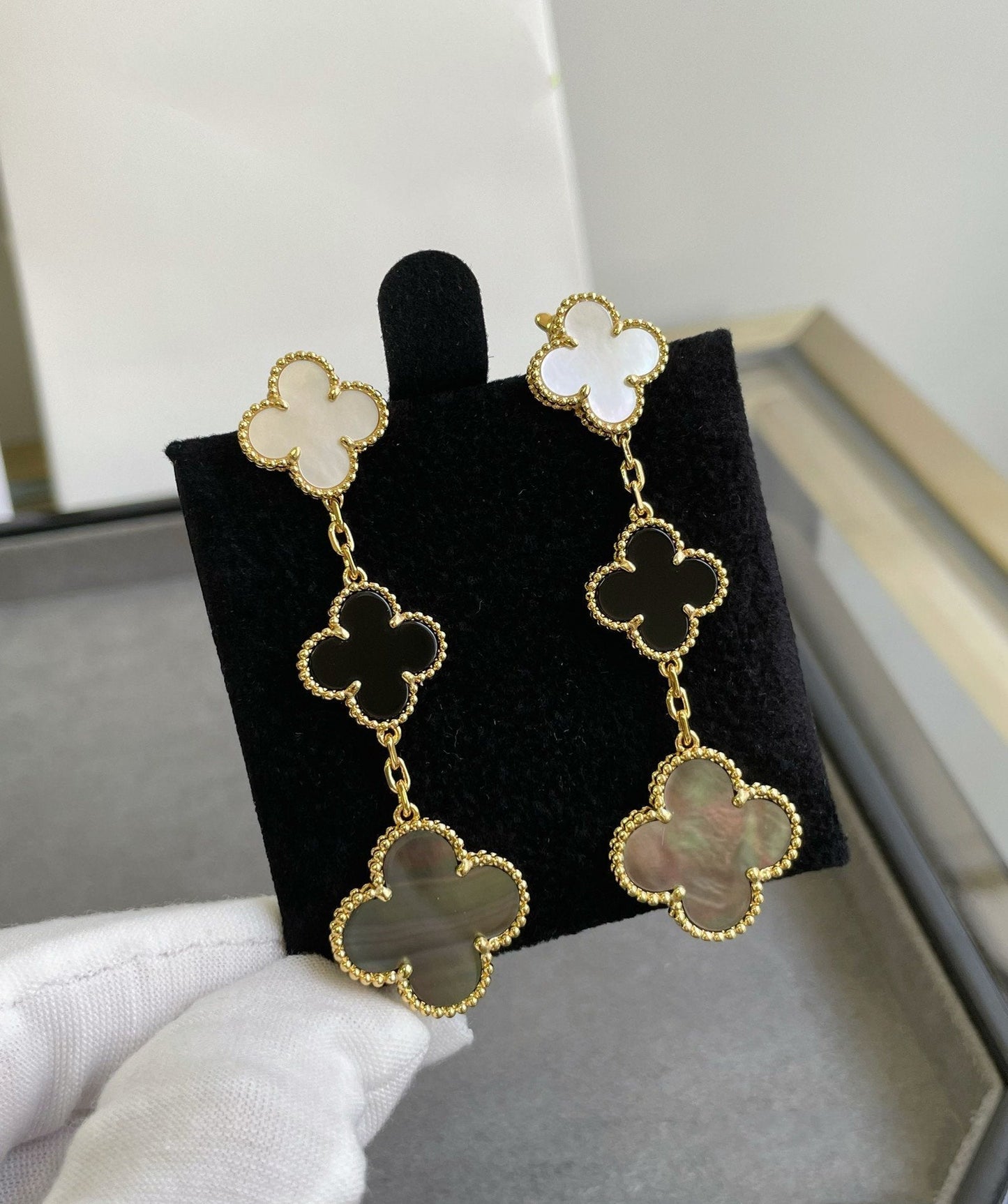 [BloomBling]CLOVER 3 MOTIF MOP ONYX DARK MOP PINK GOLD EARRINGS