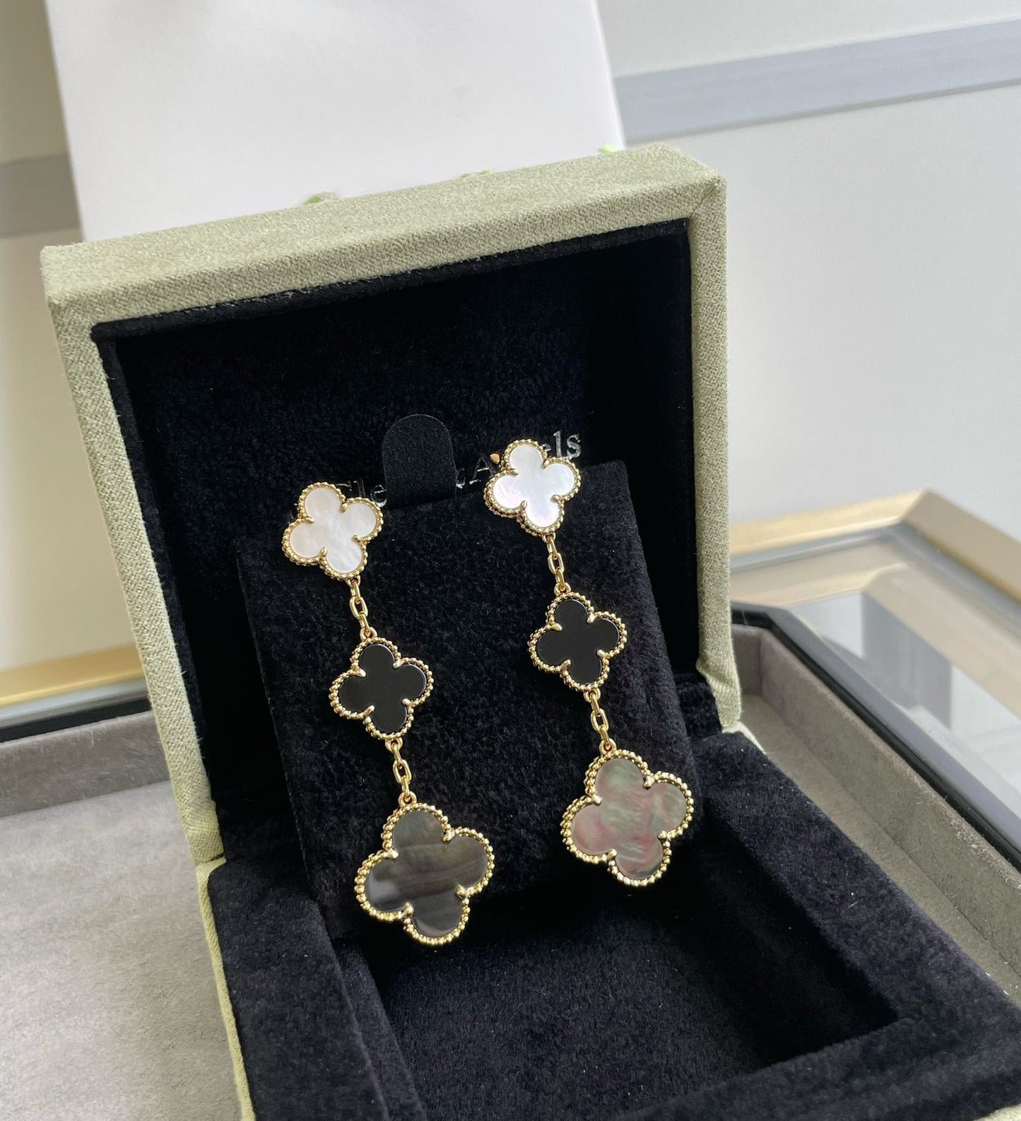 [BloomBling]CLOVER 3 MOTIF MOP ONYX DARK MOP PINK GOLD EARRINGS