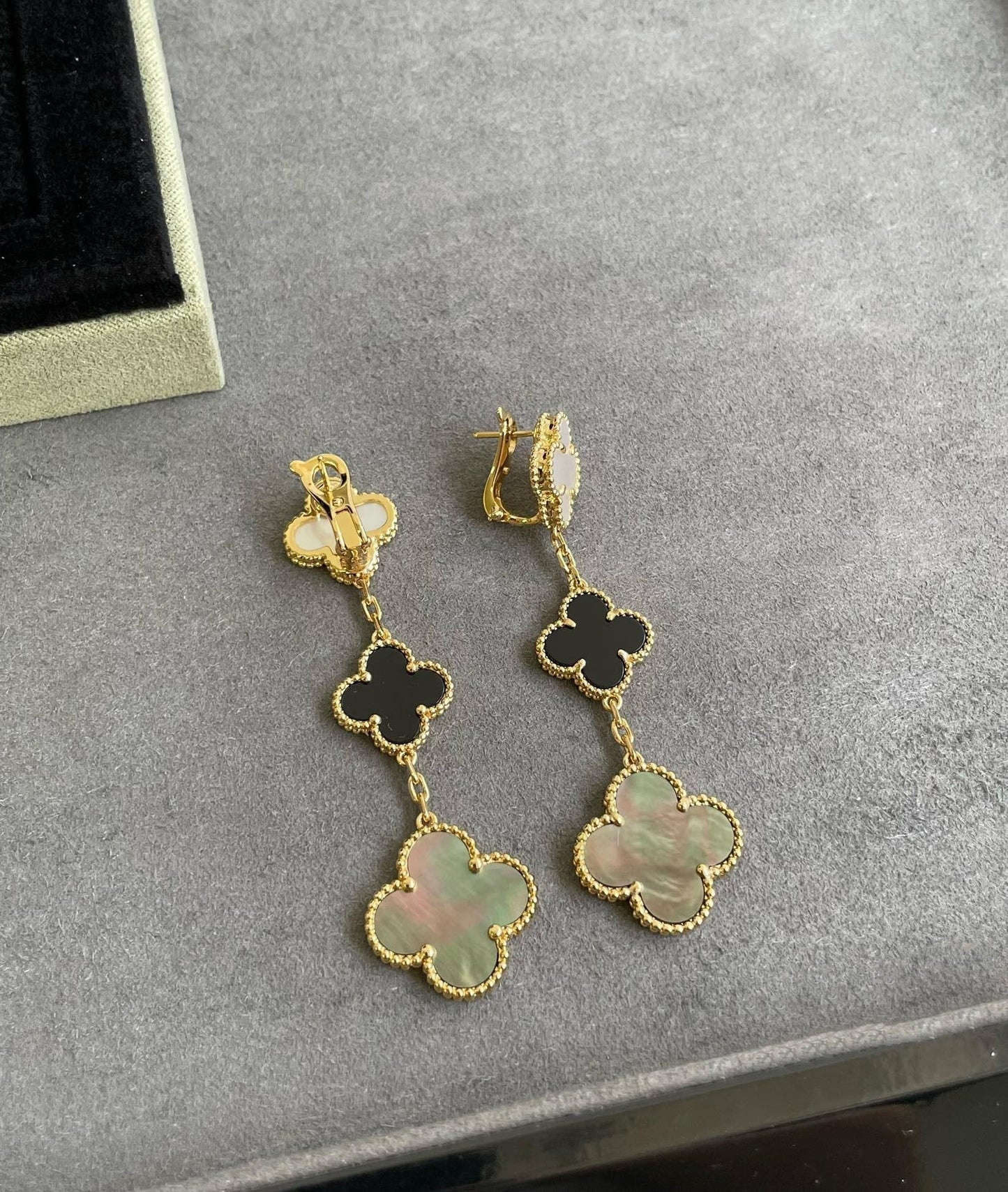[BloomBling]CLOVER 3 MOTIF MOP ONYX DARK MOP PINK GOLD EARRINGS