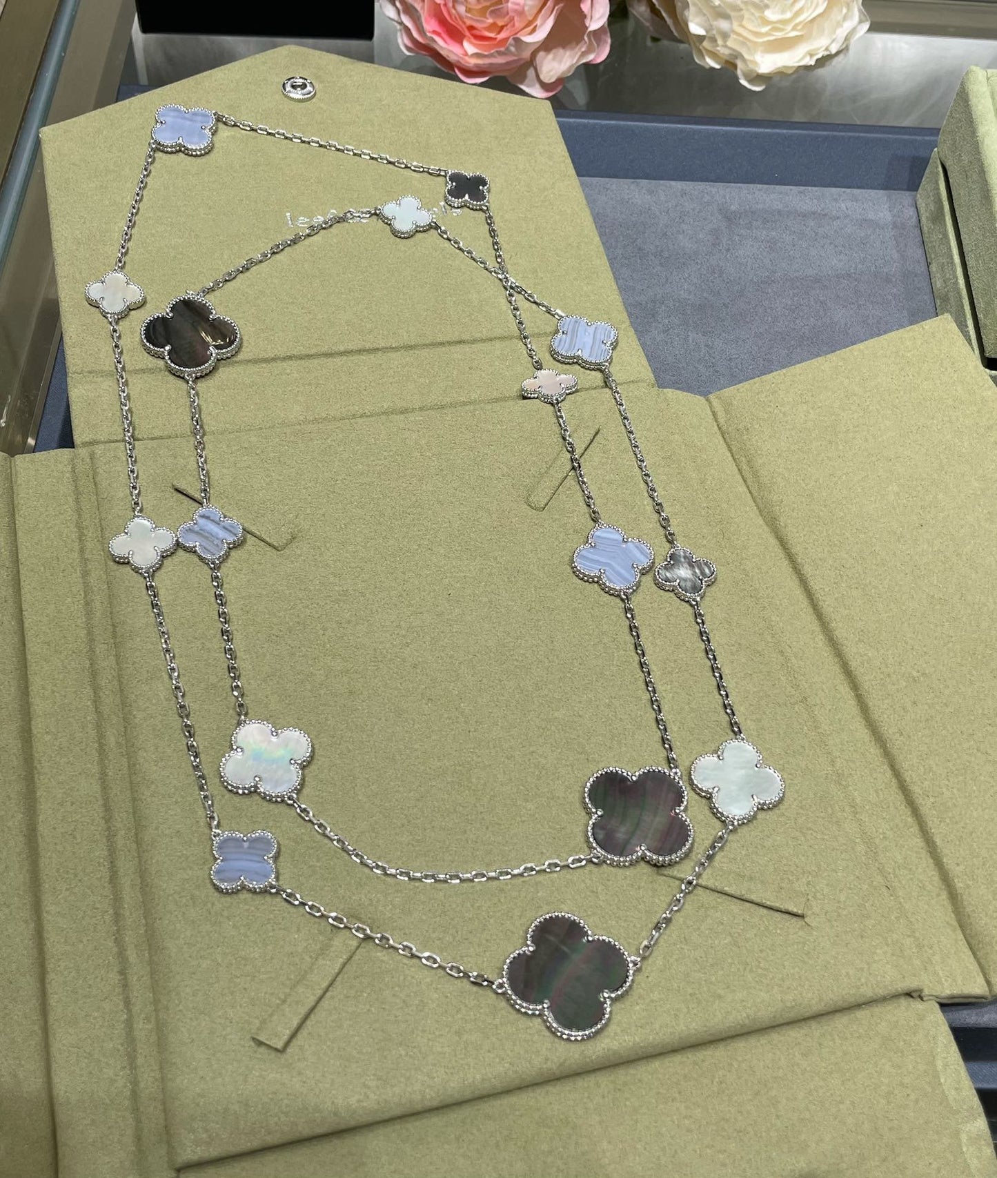 [BloomBling]CLOVER 16 MOTIF CHALCEDONY MOP SILVER NECKLACE