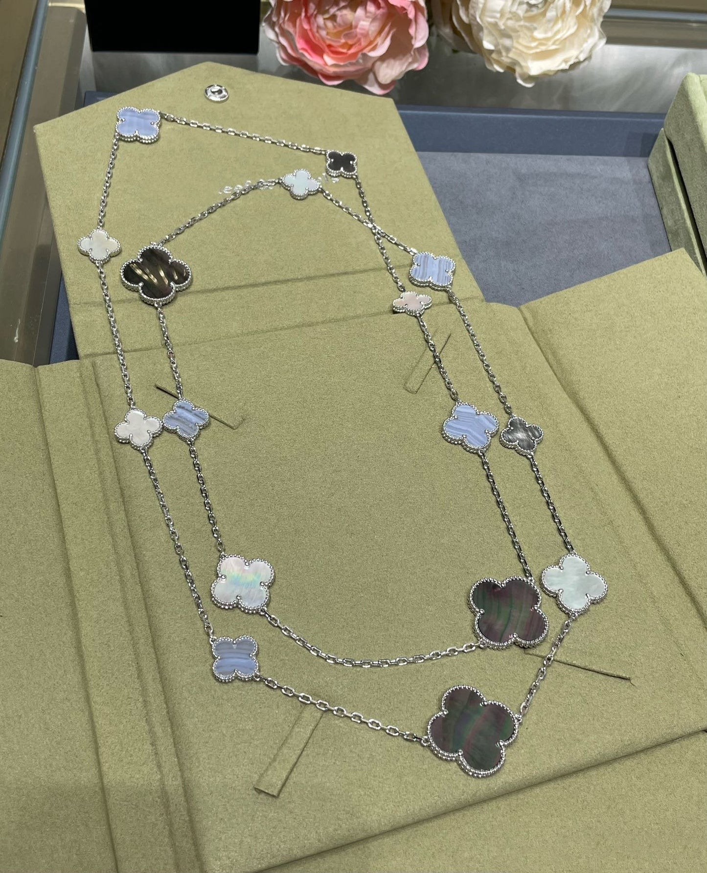 [BloomBling]CLOVER 16 MOTIF CHALCEDONY MOP SILVER NECKLACE