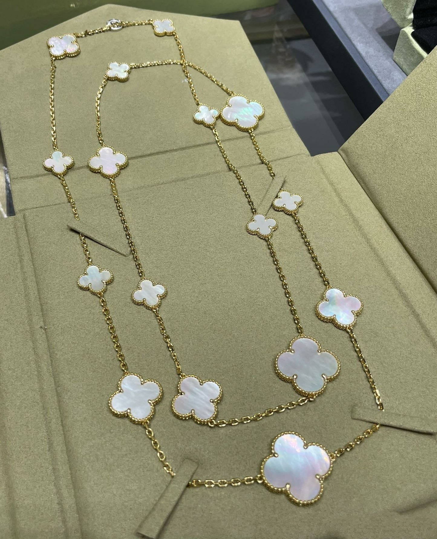[BloomBling]CLOVER 16 MOTIF WHITE MOP GOLD NECKLACE