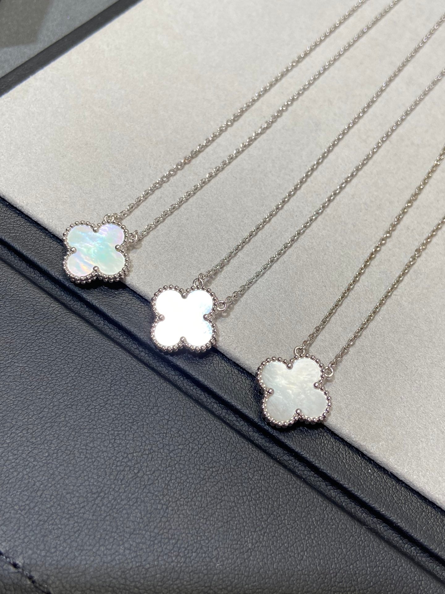 [BloomBling]CLOVER MEDIUM SILVER WHITE MOP NECKLACE