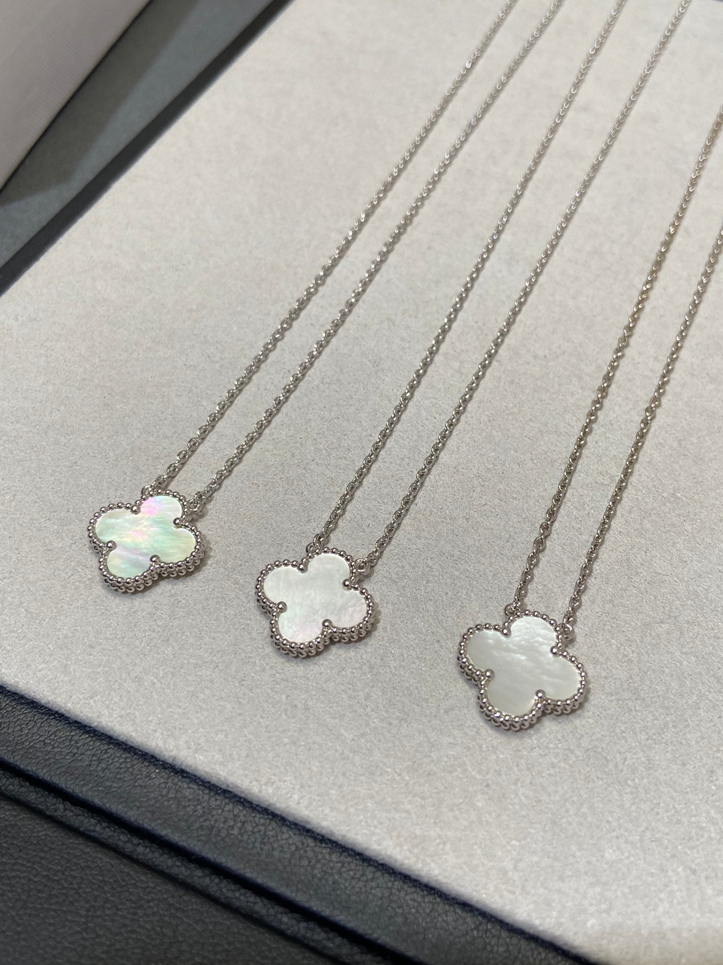 [BloomBling]CLOVER MEDIUM SILVER WHITE MOP NECKLACE