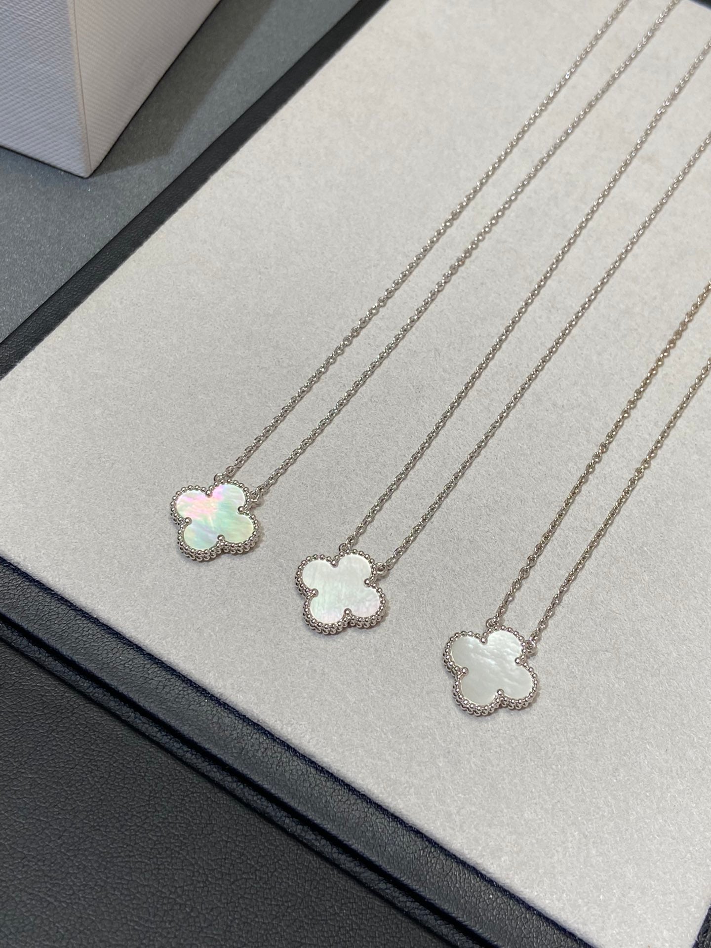 [BloomBling]CLOVER MEDIUM SILVER WHITE MOP NECKLACE