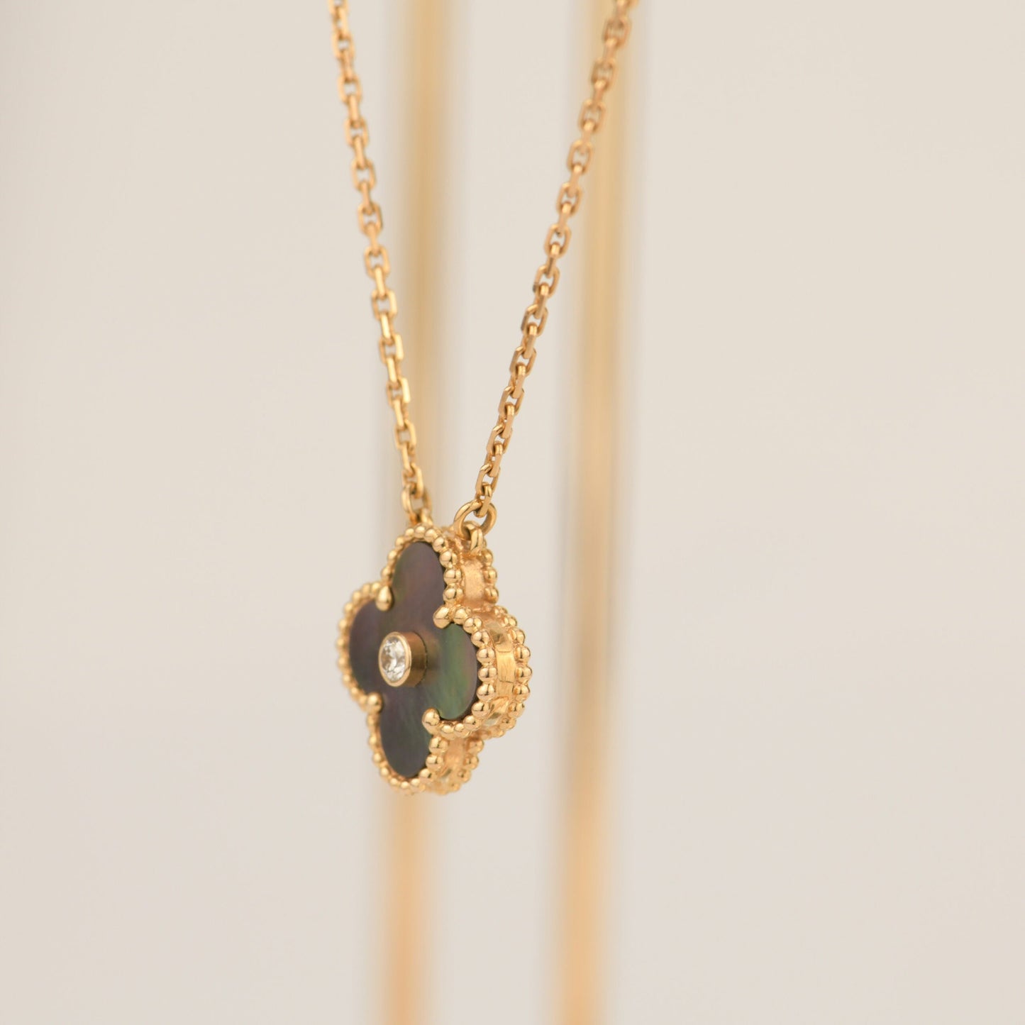 [BloomBling]CLOVER 15MM DIAMOND AND MOTHER-OF-GREY NECKLACE