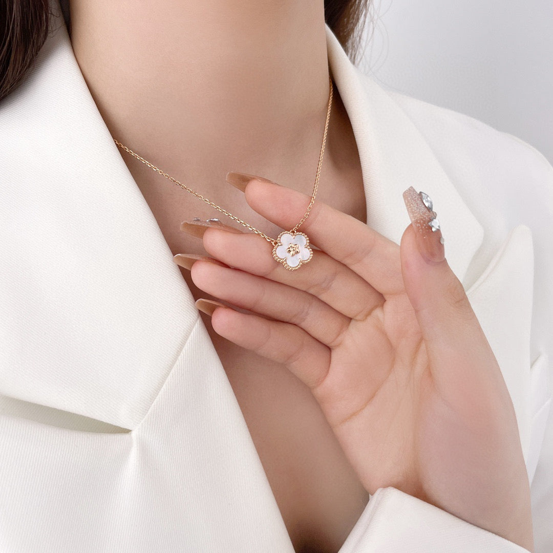 [BloomBling]LUCKY  WHITE MOP  PLUM BLOSSOM NECKLACE