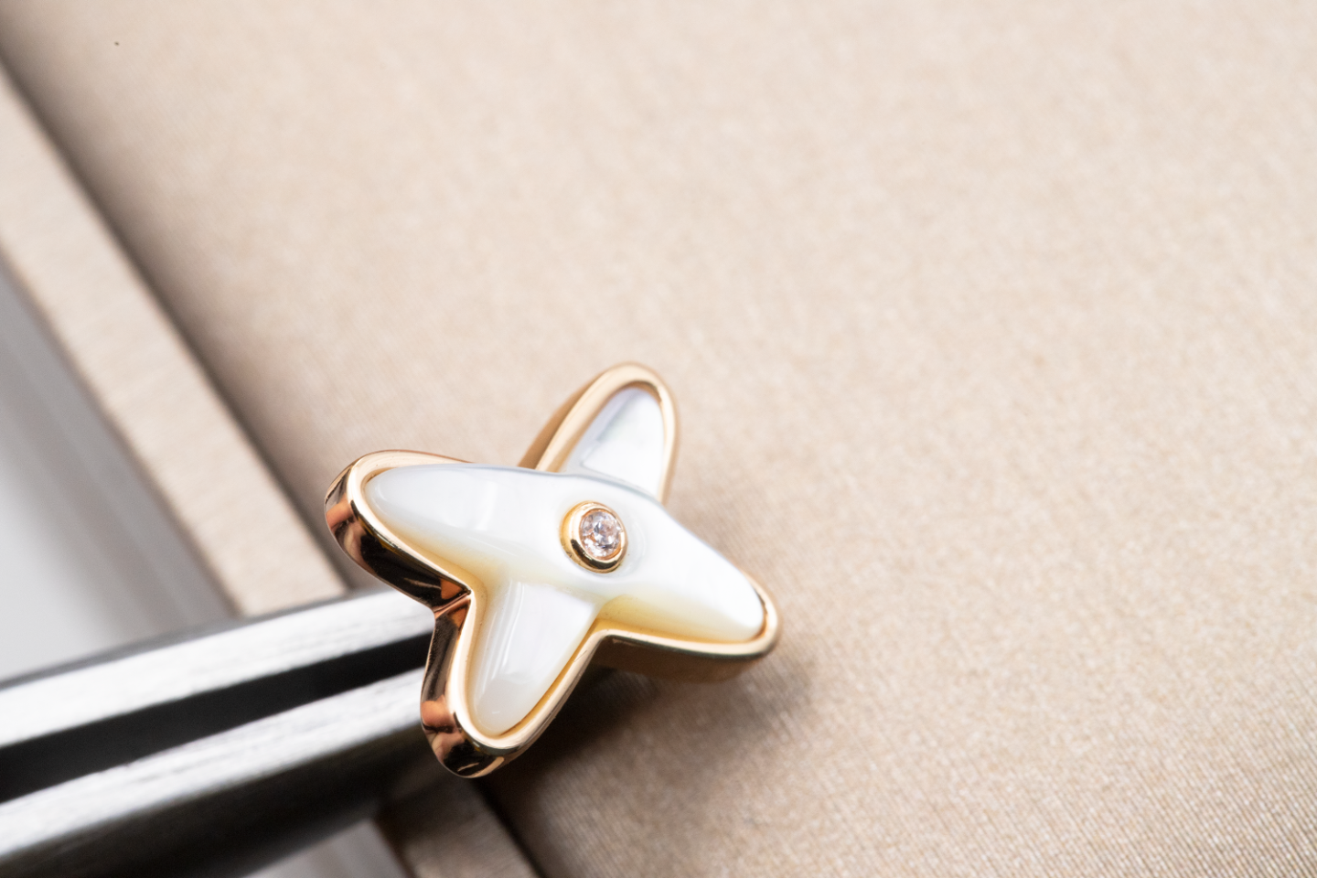 [BloomBling]JEUX DE WHITE MOP PINK GOLD DIAMOND EARRINGS