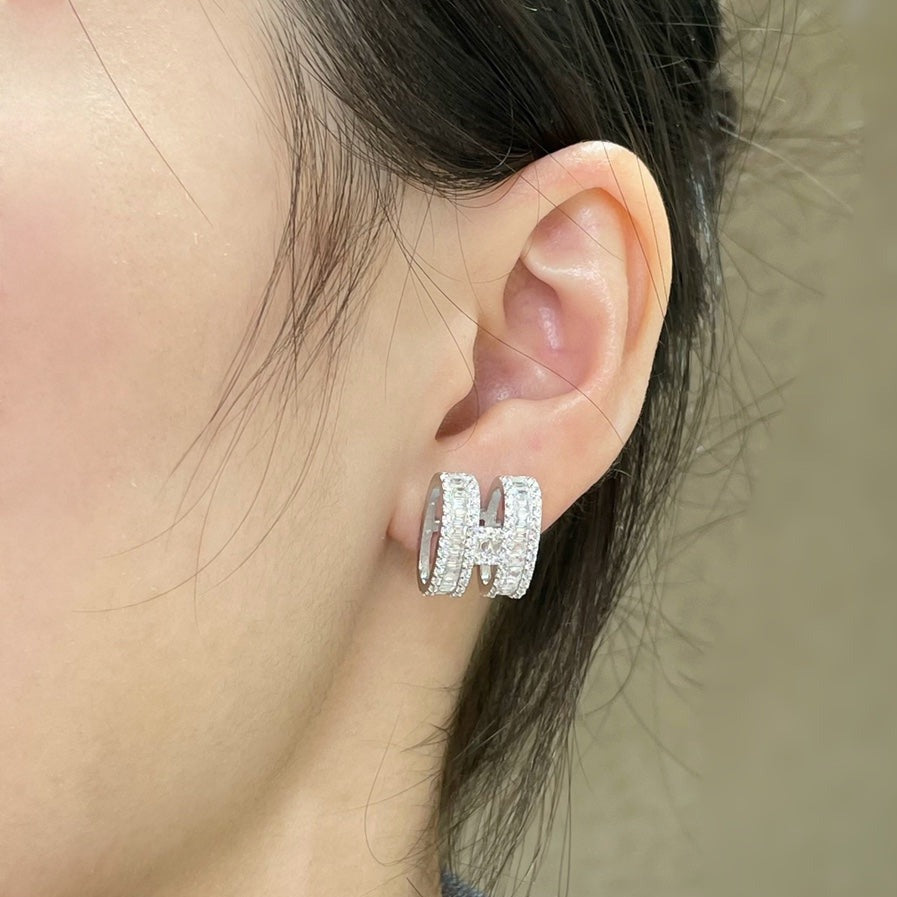 [BloomBling]H STUD EARRINGS WITH SILVER DIAMONDS