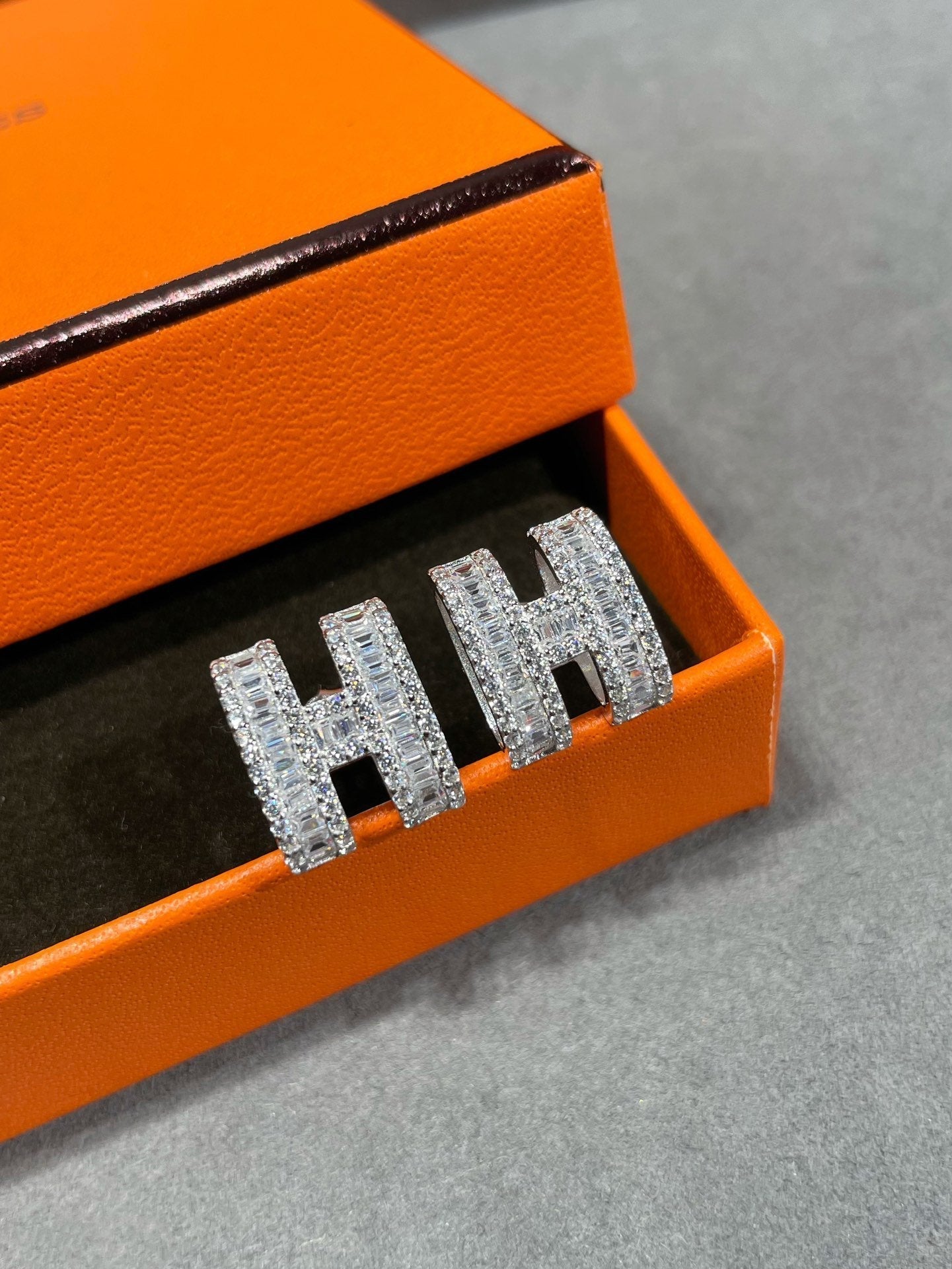 [BloomBling]H STUD EARRINGS WITH SILVER DIAMONDS