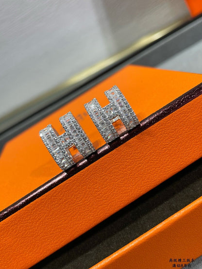[BloomBling]H STUD EARRINGS WITH SILVER DIAMONDS
