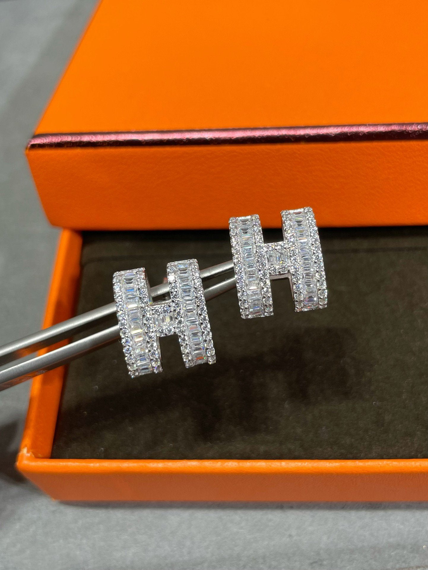 [BloomBling]H STUD EARRINGS WITH SILVER DIAMONDS