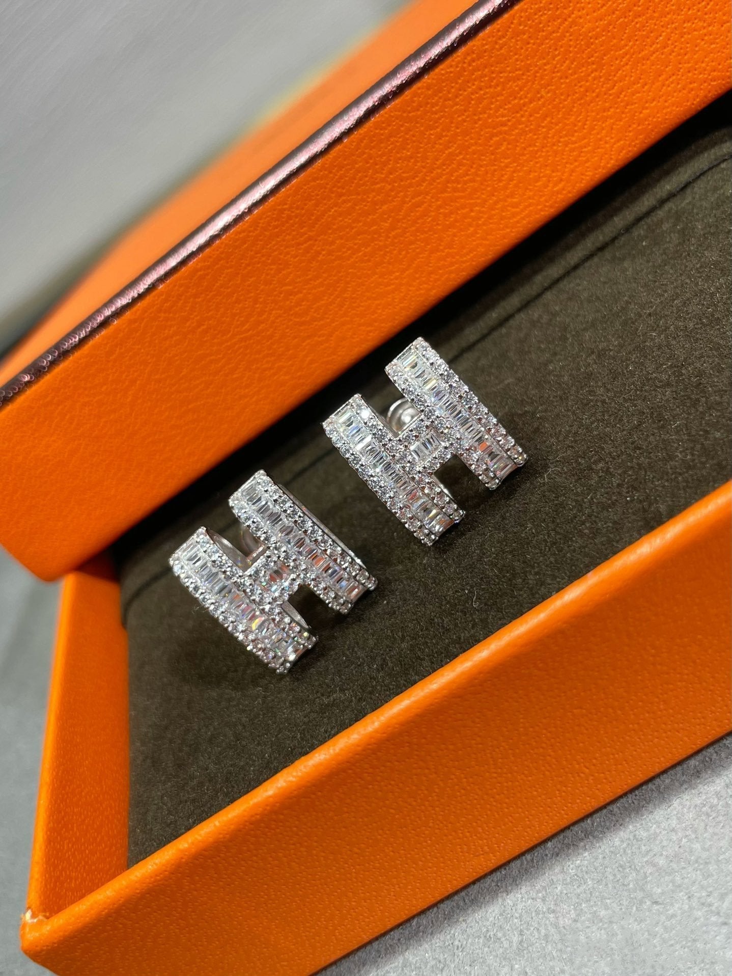 [BloomBling]H STUD EARRINGS WITH SILVER DIAMONDS