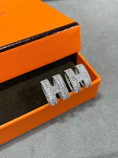 [BloomBling]H STUD EARRINGS WITH SILVER DIAMONDS