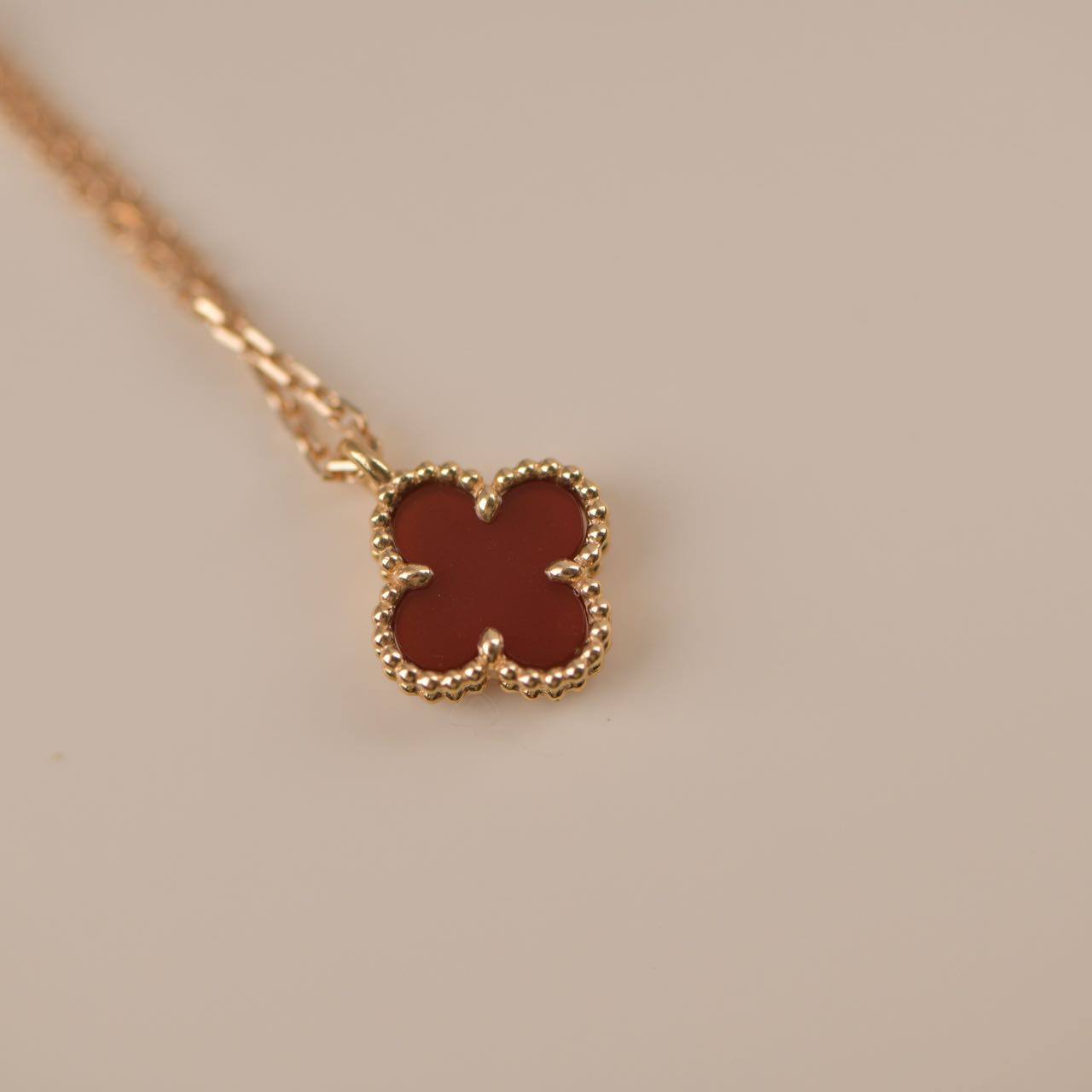 [BloomBling]CLOVER MINI 9.5MM WHITE CARNELIANS NECKLACE