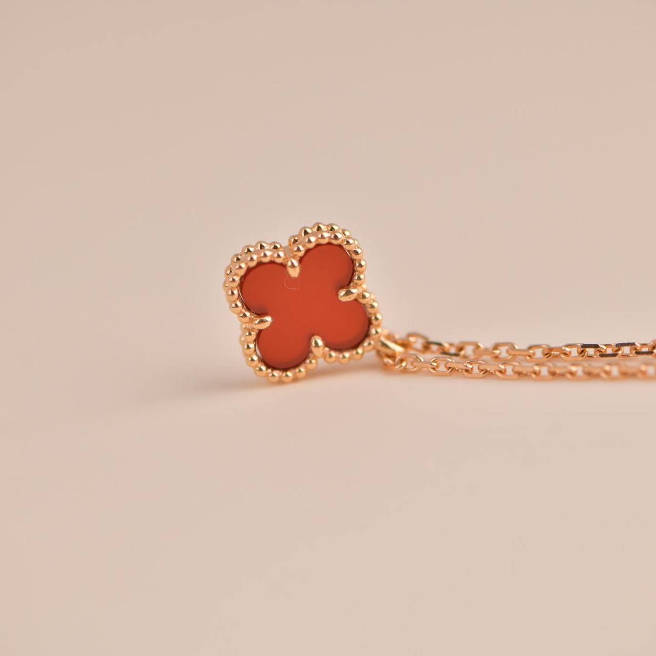 [BloomBling]CLOVER MINI 9.5MM WHITE CARNELIANS NECKLACE